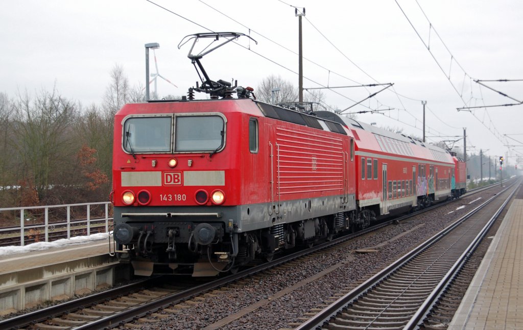143 180 und 143 570 bespannen am 11.01.11 eine RB Wittenberg - Leipzig, fotografiert beim Halt in Burgkemnitz.