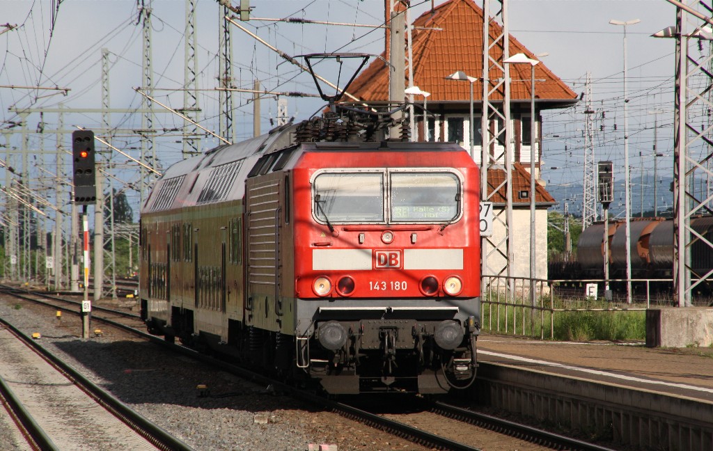 143 180 mit einem RE nach Halle Saale in Nordhausen am 16.05.2012