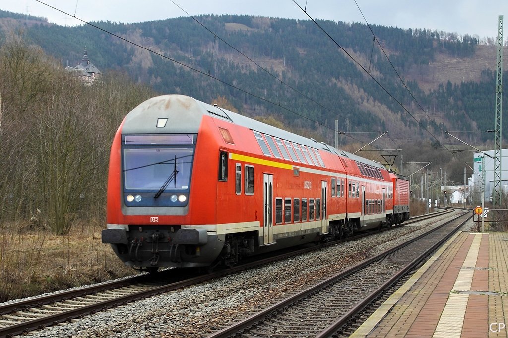 143 180 schiebt die RB 16846 in den Bahnhof Kaulsdorf. (27.3.2010)