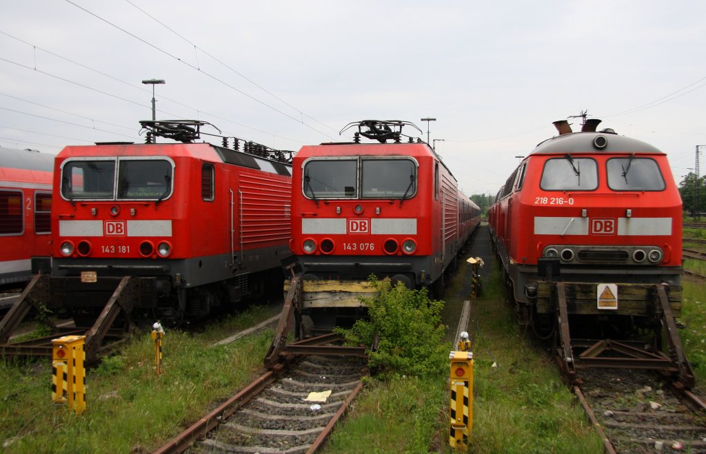 143 181 mit einem Dosto und 143 078 mit einem Flachpark sowie die Trier 218 136, 218 206, 218 216 und 218 430 am 15.05.10 in der Aschaffenburger Abstellguppe.