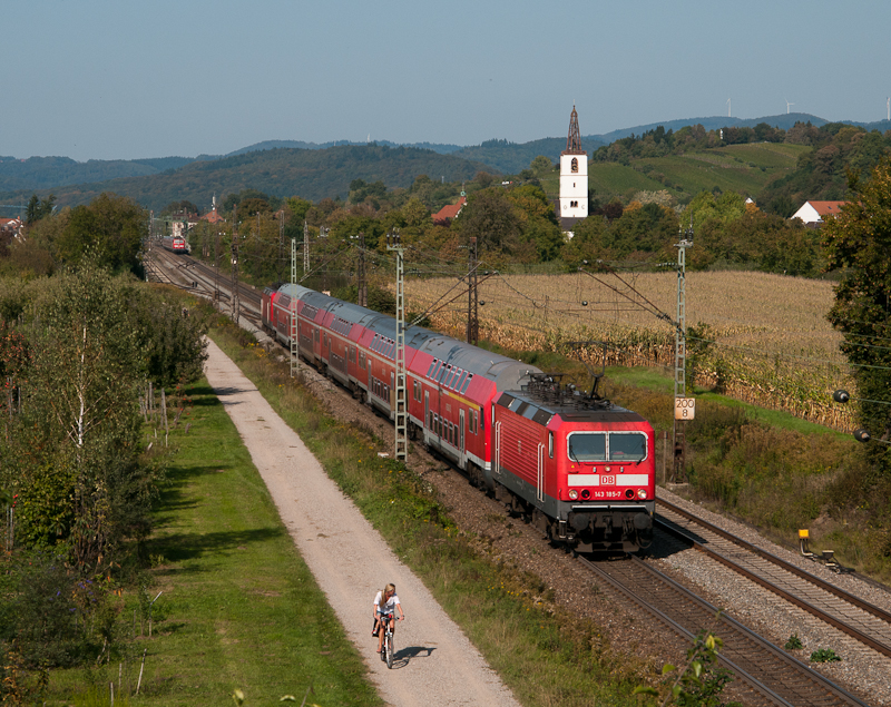 143 185-7 + 143 856-3 am 25. September 2011 mit der RB 26621 (Emmendingen - Mllheim(Baden)) [Sonderleistung] bei Denzlingen.
