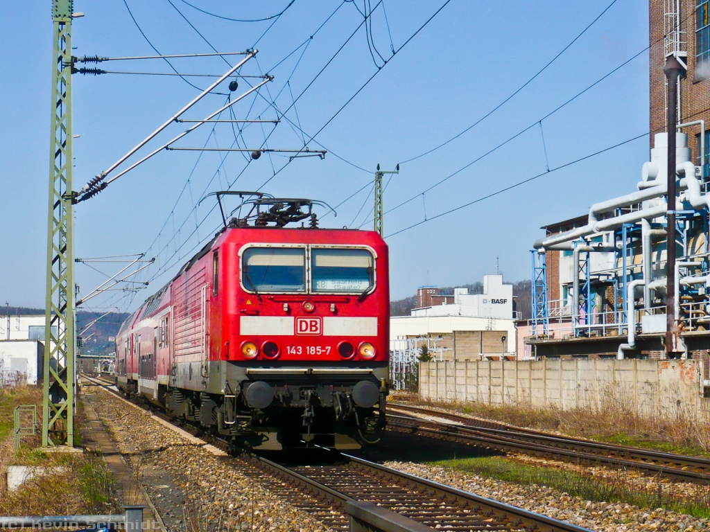 143 185-7 hat mit einer RB von Großheringen nach Saalfeld (Saale) den letzten Unterwegshalt Rudolstadt-Schwarza verlassen. (07.04.2010)