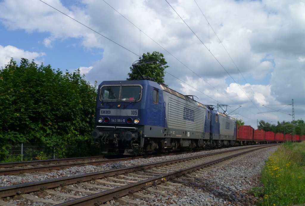 143 186(RBH)und 143 079(RBH) fuhren am 28.06.13 mit einem Leerholzzug durch Jssnitz/V. 