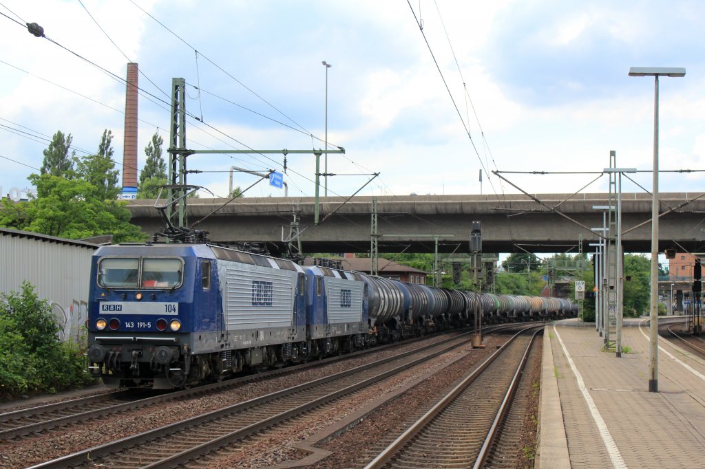 143 191 + 143 638 mit Kesselwagen am 31. Juli 2013 in HH-Harburg.