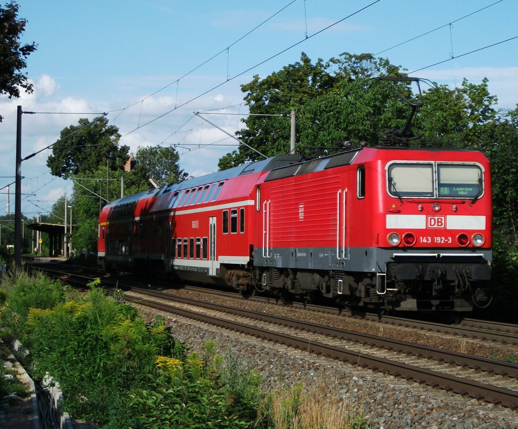 143 192 ist mit einer RB aus Weienfels am 28.Juli 2011 bei Leipzig-Miltitz Richtung Hauptbahnhof unterwegs.