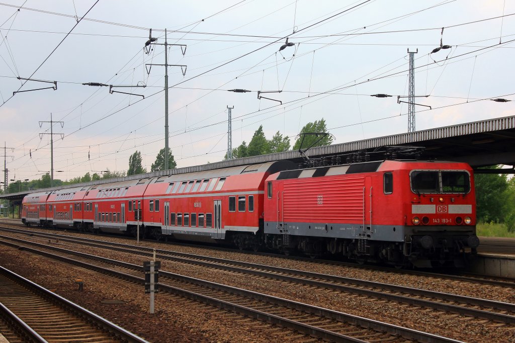 143 193-1 am 06. Juni 2011 mit einem Regionalzug (RB 14) nach Nauen steht am Bahnhof Berlin Sch�nefeld Flughafen zur Abfahrt bereit.