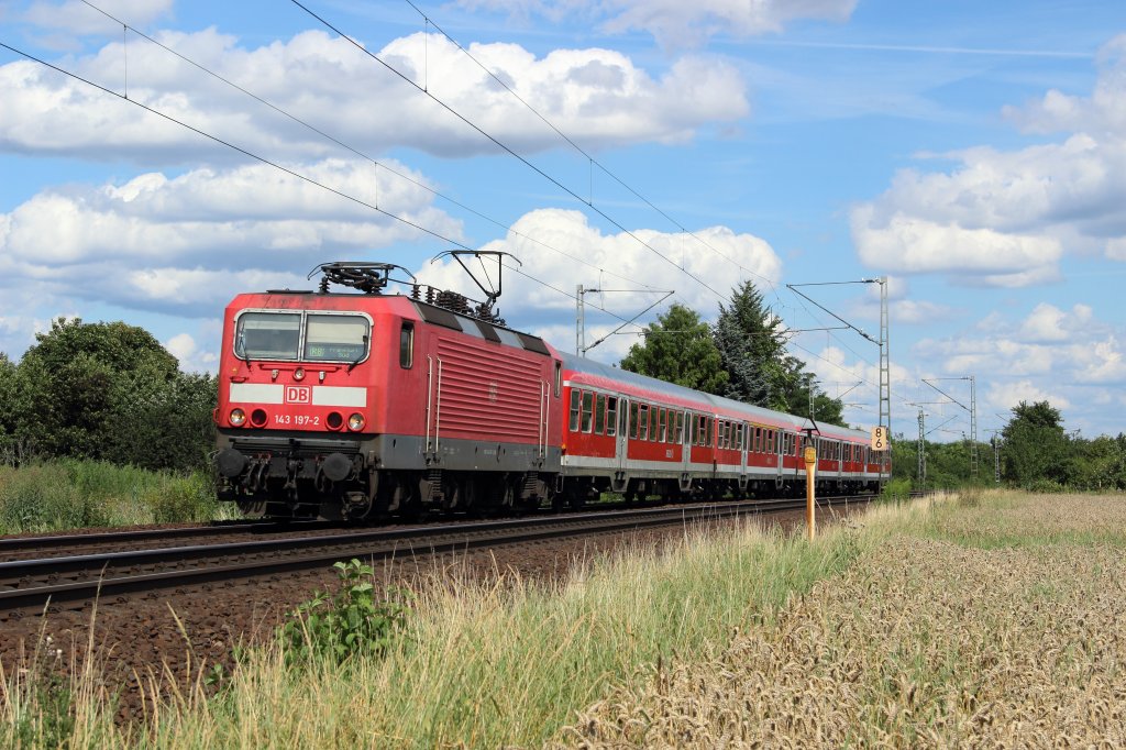 143 197-2 mit einer Regionalbahn in Frankfurt-Mainkur am 30.07.2012