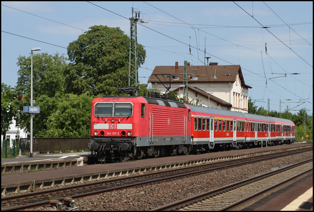 143 197 mit einer Regionalbahn von Gieen nach Friedberg beim Halt in Lang Gns am 03.06.11 . Gre zurck ;)