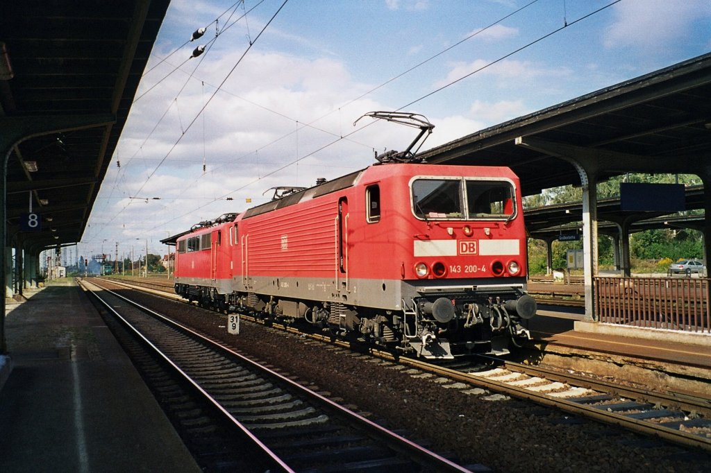 143 200 und 111 xxx im Sommer 2008 im Bahnhof Grokorbetha!