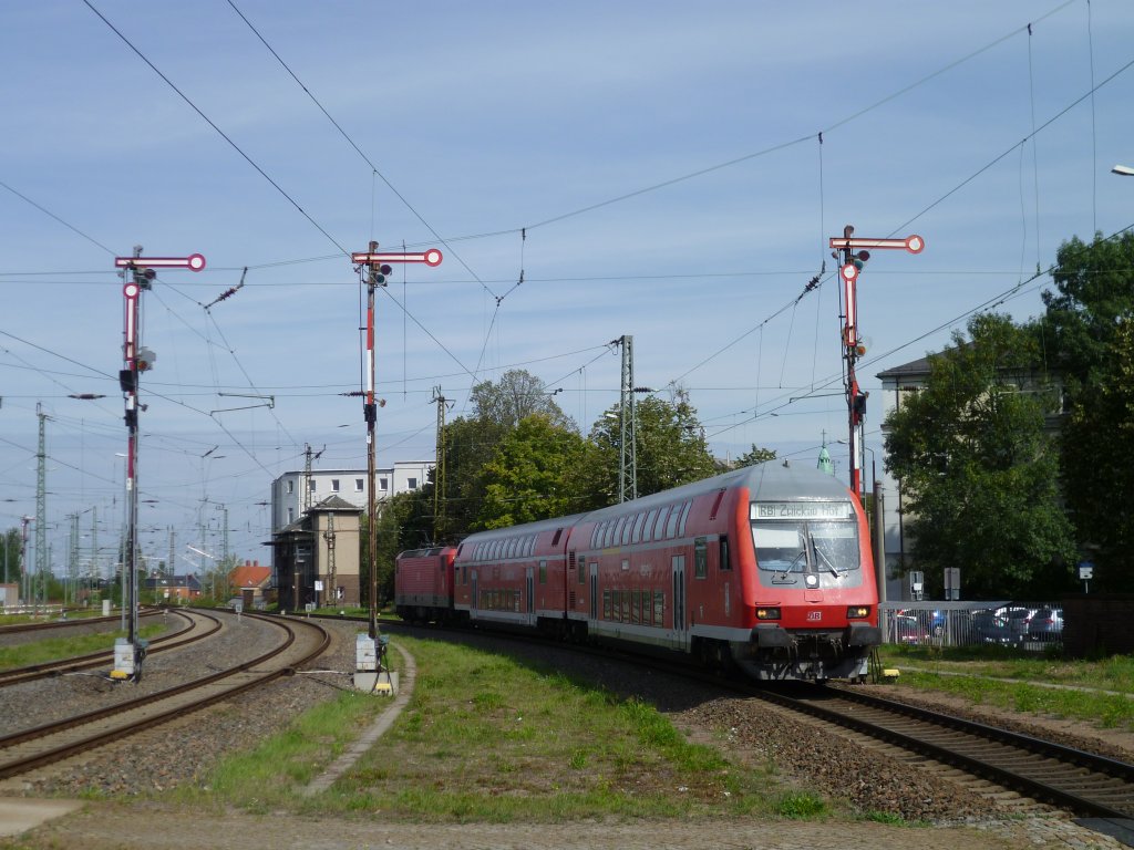 143 205 fhrt mit dem RE von Dresden in Zwickau/Sachs. am 04.09.11 ein. Foto machte ich vom Bahnsteig aus.