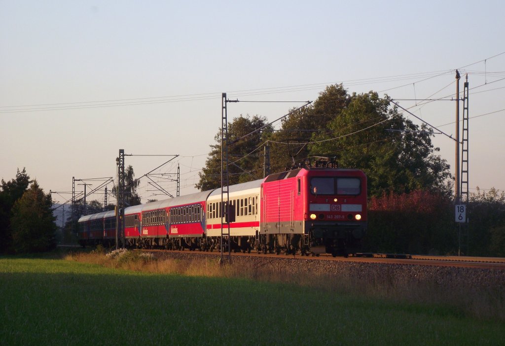 143 207-9 ist am 2. Oktober 2011 mit dem DZ 2759 (Leipzig-Ingolstadt) bei Kronach unterwegs.