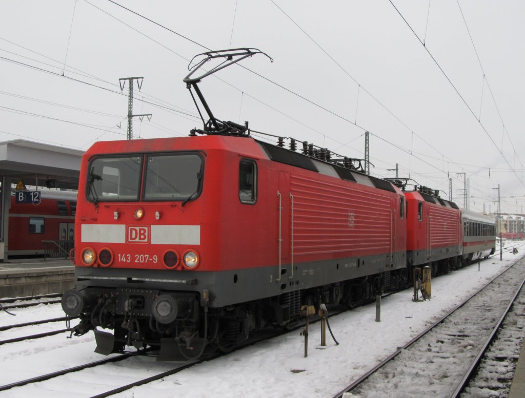 143 207-9 steht am 5. Januar 2011 mit einem kurzem PbZ im Nrnberger Hbf.