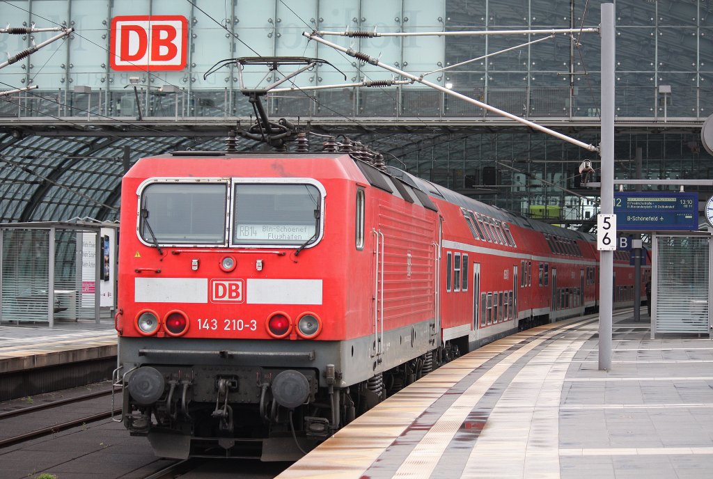 143 210 am 3.8.12 mit einem RE beim Halt in Berlin Hbf.