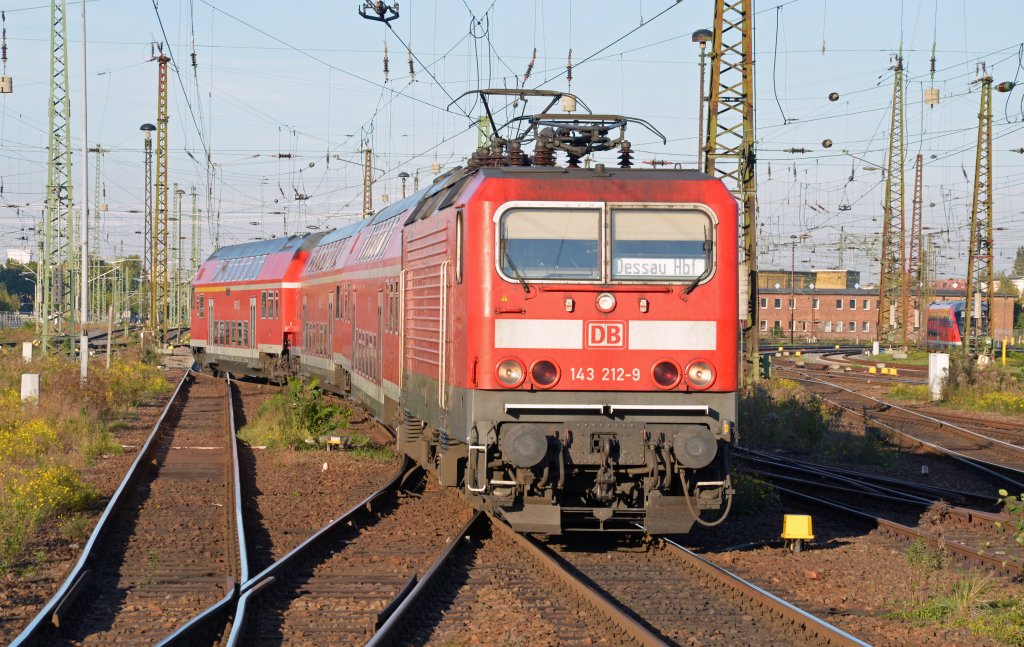 143 212 erreicht mit einer RB aus Wittenberg am 15.10.11 den Leipziger Hbf. Im ZZA steht schon das Ziel der nchsten Fahrt. Fotografiert vom Bahnsteig aus.