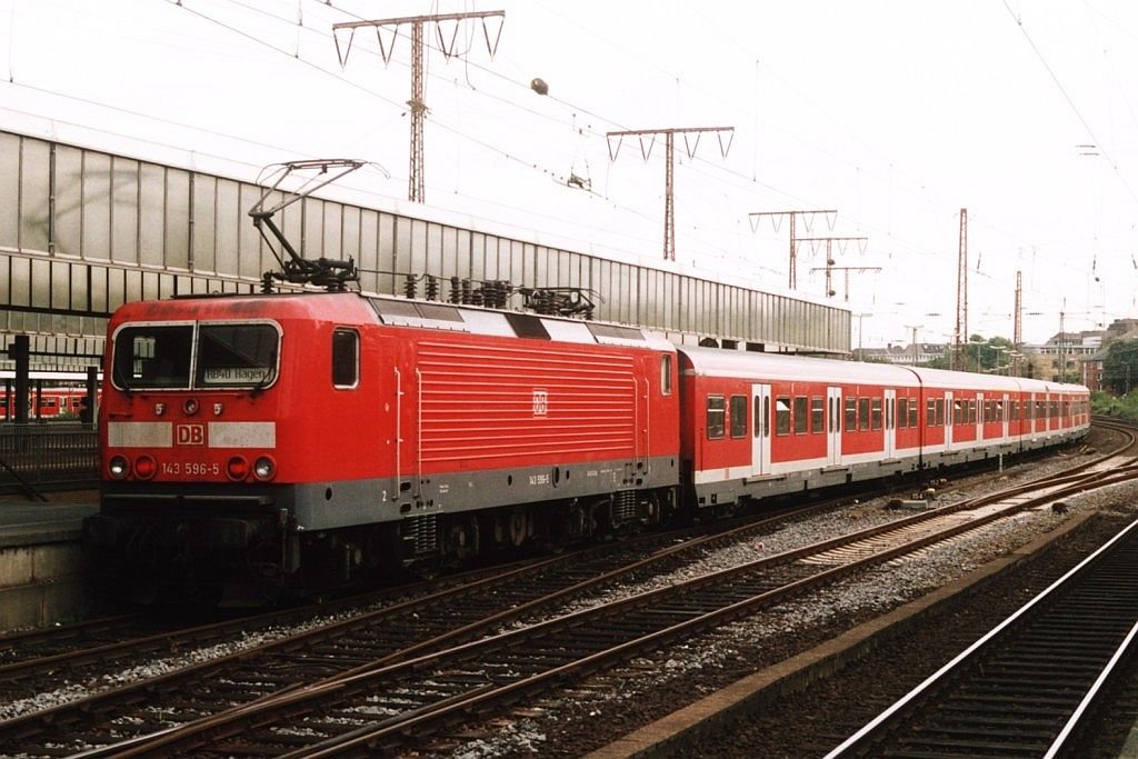 143 213-7 mit S! 6162 Dortmund Hauptbahnhof-D�sseldorf Hauptbahnhof auf Essen Hauptbahnhof am 23-8-2004. Bild und scan: Date Jan de Vries.
