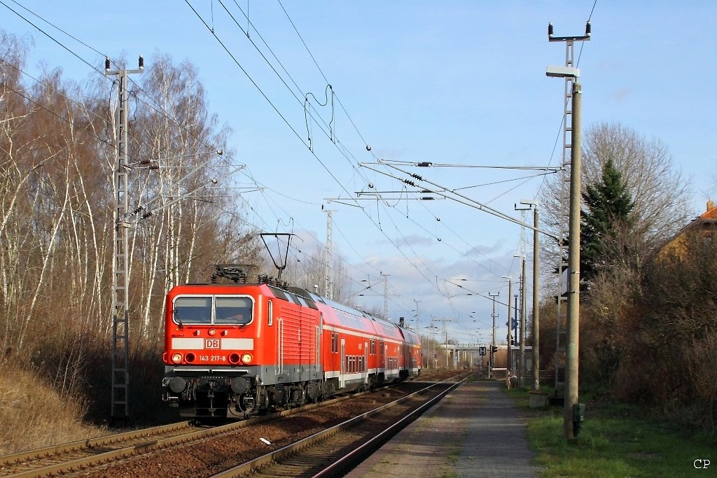 143 217-8 durchfhrt mit dem RE 26196 Leipzig-Heiterblick. (28.11.2009)
