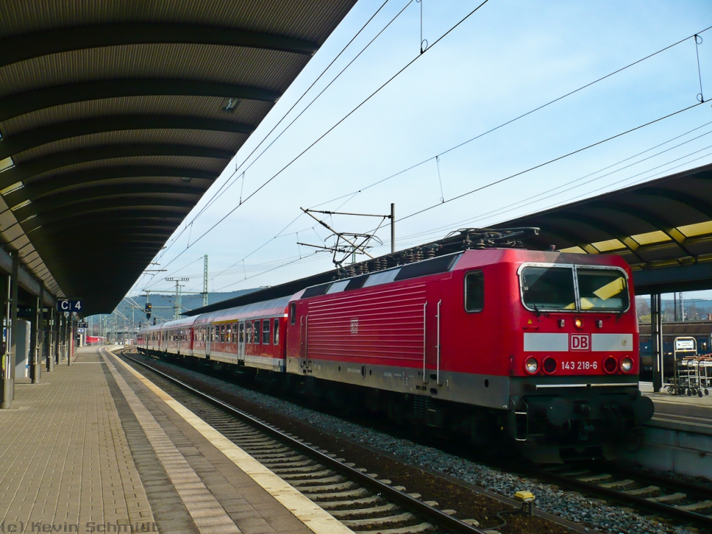 143 218-6 steht mit einer Halberstädter-Garnitur in Saalfeld (Saale) auf Gleis 5. (30.03.2010)