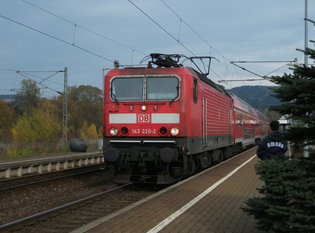 143 220 kommt am 30.10.10 mit RB 16853 nach Lichtenfels in Pressig an.