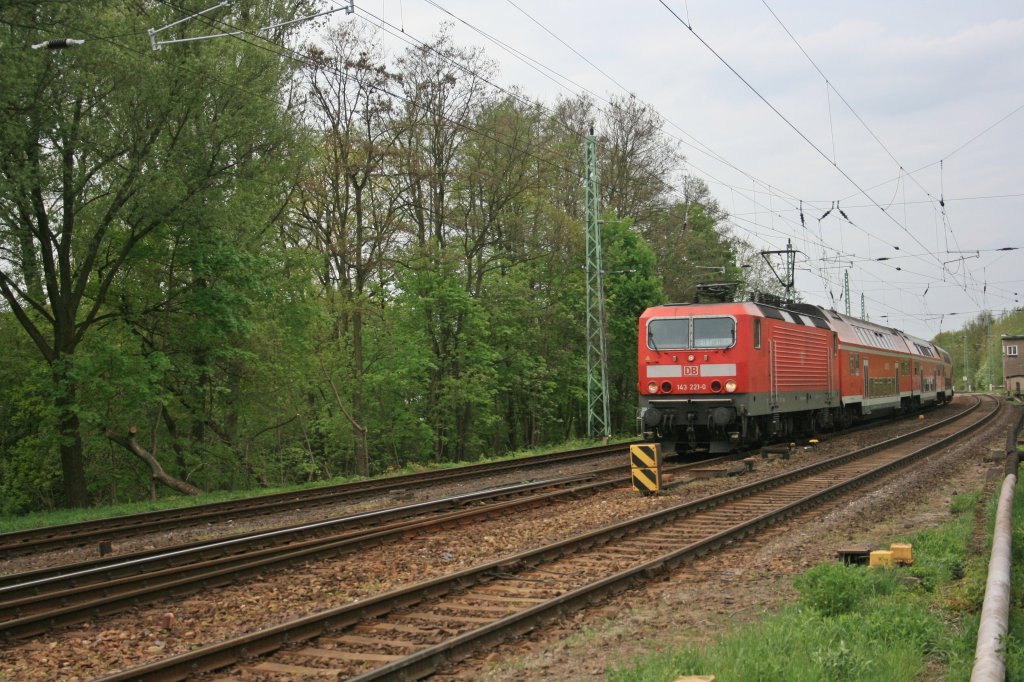 143 221-0 mit Regionalzug in Guben, 01.05.10