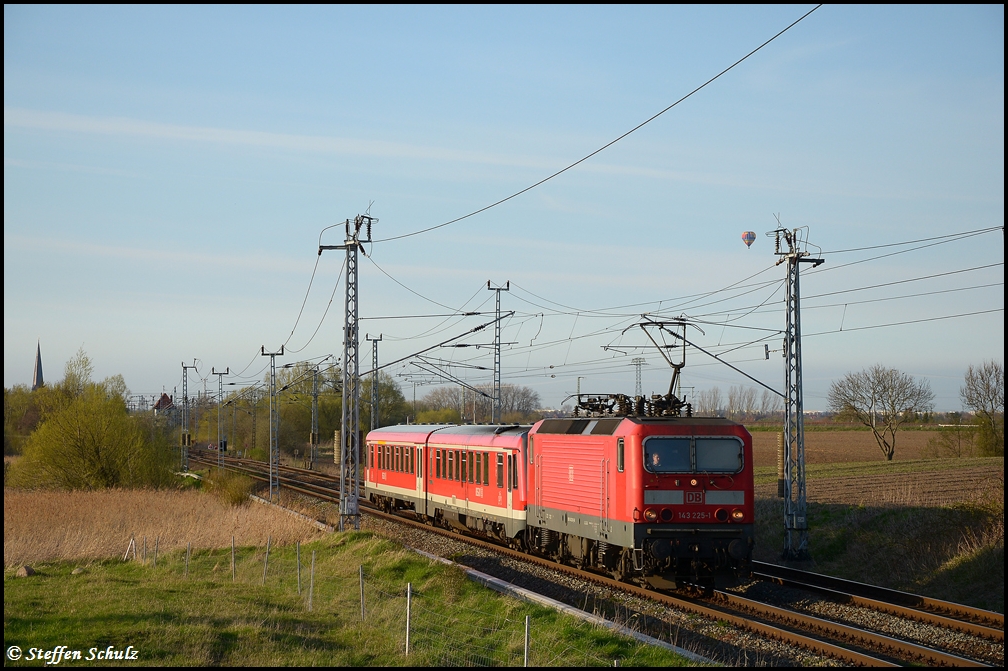 143 225 mit einem 628 am Abend des 17.04.2011 aus Rostock auf dem Weg in Richtung Schwaan.