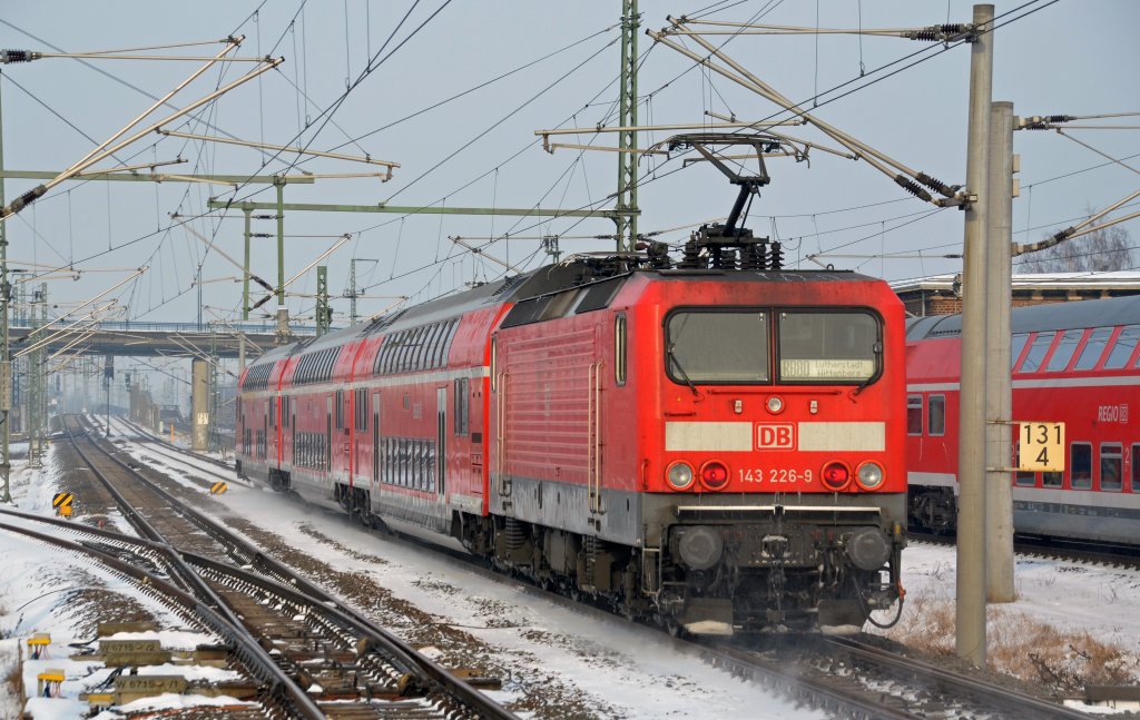 143 226 war am 29.01.12 mit einer neuen Regio-Garnitur nach Wittenberg unterwegs, hier bei der Ausfahrt aus Bitterfeld; fotografiert vom Bahnsteig aus.