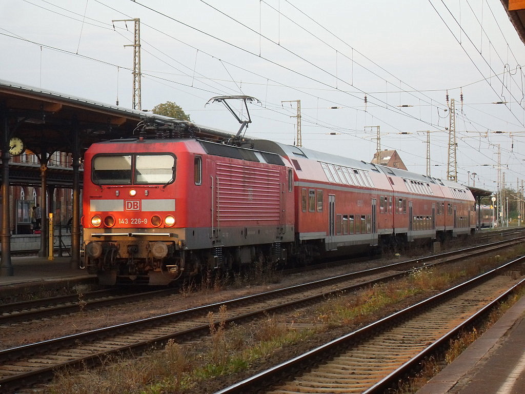 143 226 zog einen RE 20 nach Uelzen am 23.08.2011 in Stendal.
