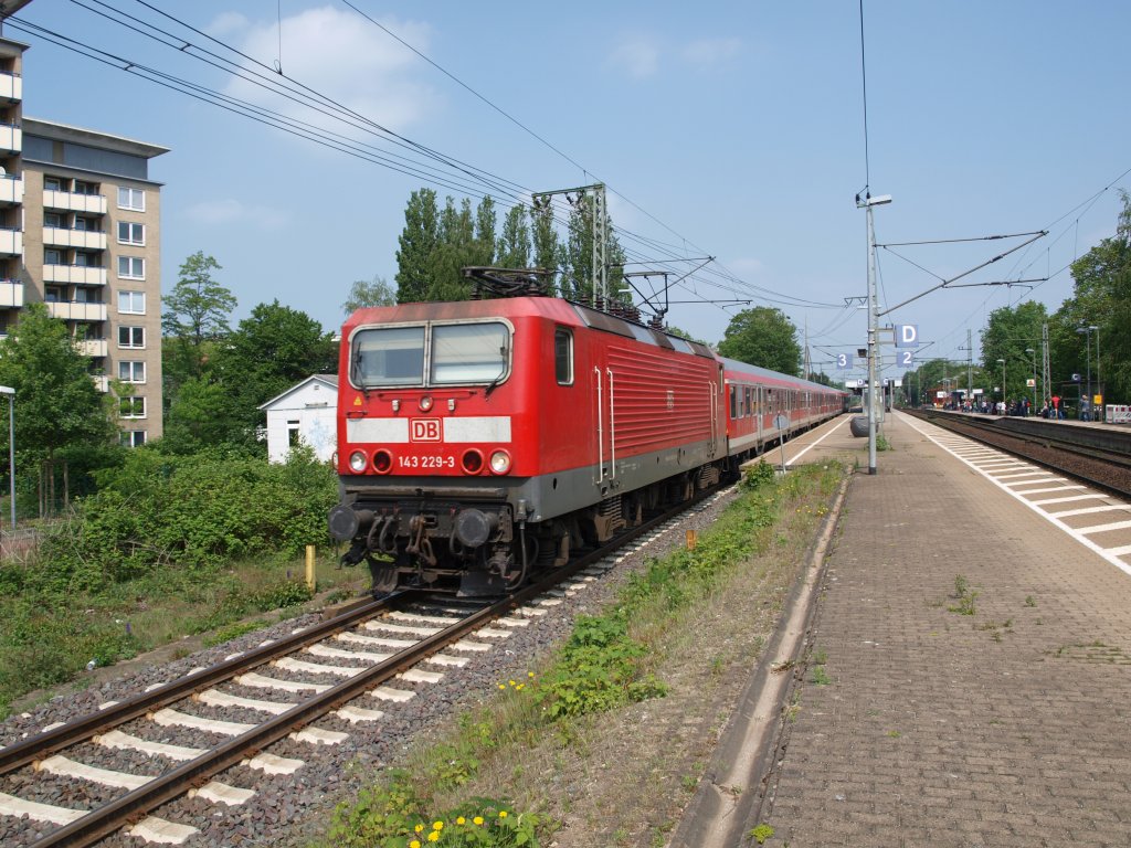 143 229 fhrt am 21.05.11 mit RB 21167 von Itzehoe nach Hamburg-Altona von Gleis 3 des Bahnhofs Elmshorn aus.