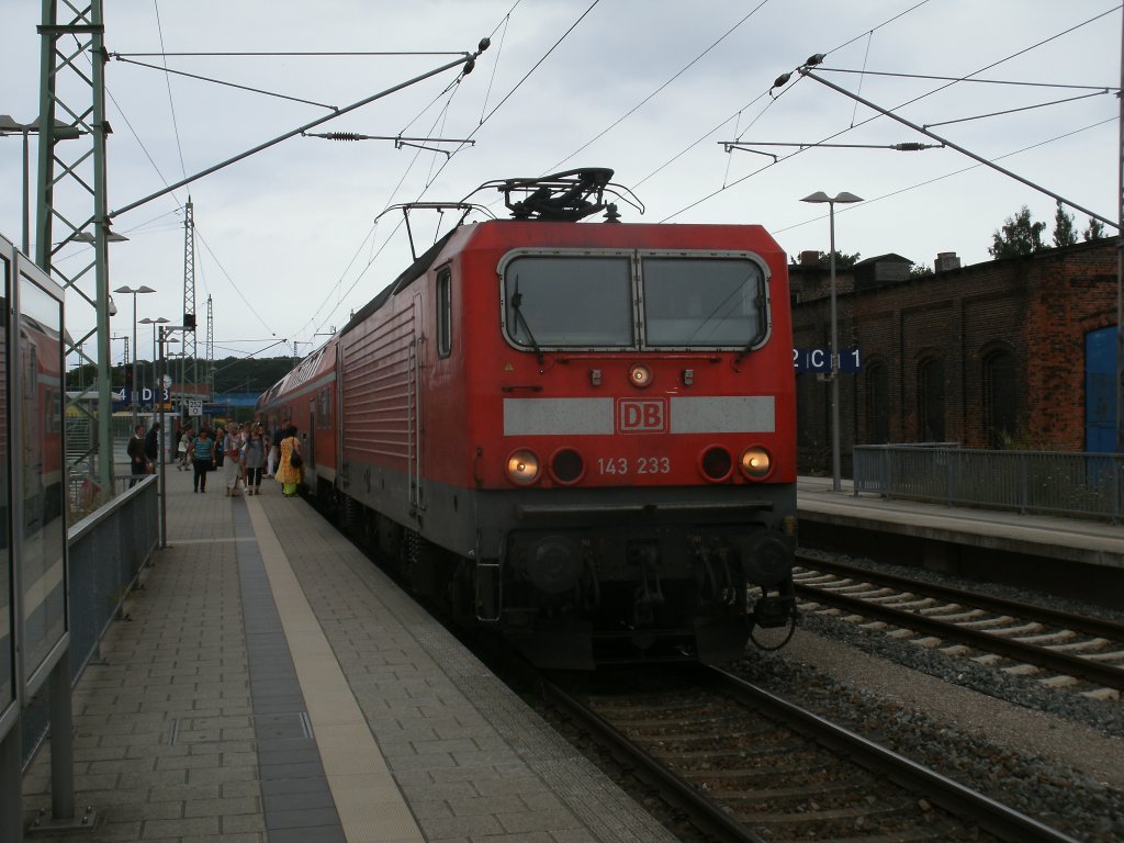 143 233 mit dem RE 13010 Sassnitz-Rostock,am 01.August 2013,in Bergen/Rgen.