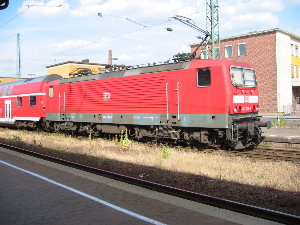 143 235-0 steht 30/6/2002 in Homburg (Saar) Hauptbahnhof.