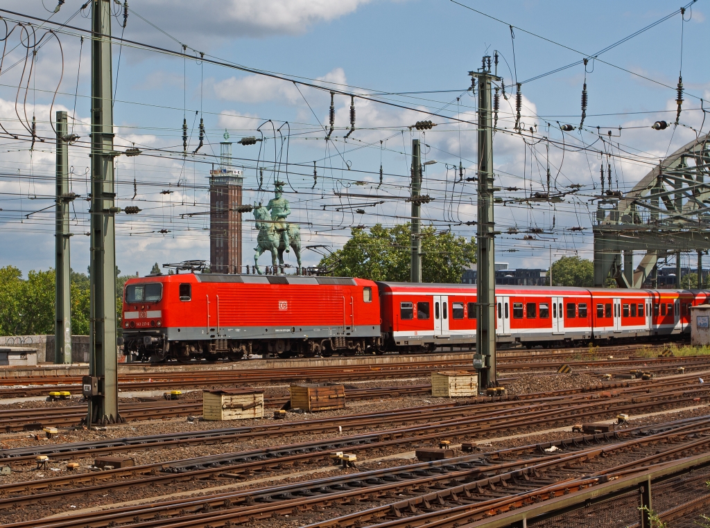 143 237-6 der DB kommt am 07.08.2011 mit der S-Bahn (S6) ber die Hohenzollernbrcke, und fhrt gleich in den Hbf Kln ein.