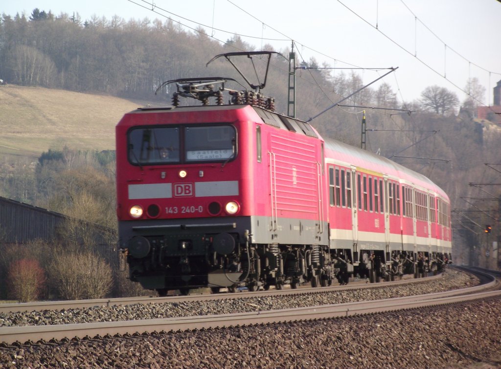 143 240-0 ist am 25. Februar 2011 mit einer Regionalbahn nach Saalfeld (Saale) auf der Frankenwaldbahn bei Kronach unterwegs.