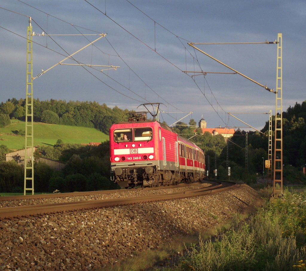 143 240-0 ist am 7. August 2011 mit einer RB nach Probstzella auf der Frankenwaldbahn bei Kronach unterwegs.