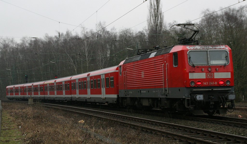 143 241 schiebt am 2.2.11 die S6 nach Essen Hbf in Essen-Kettwig