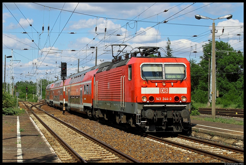 143 244-2 fhrt mit dem RE nach Leipzig in Ruhland ein. (28.05.2012)