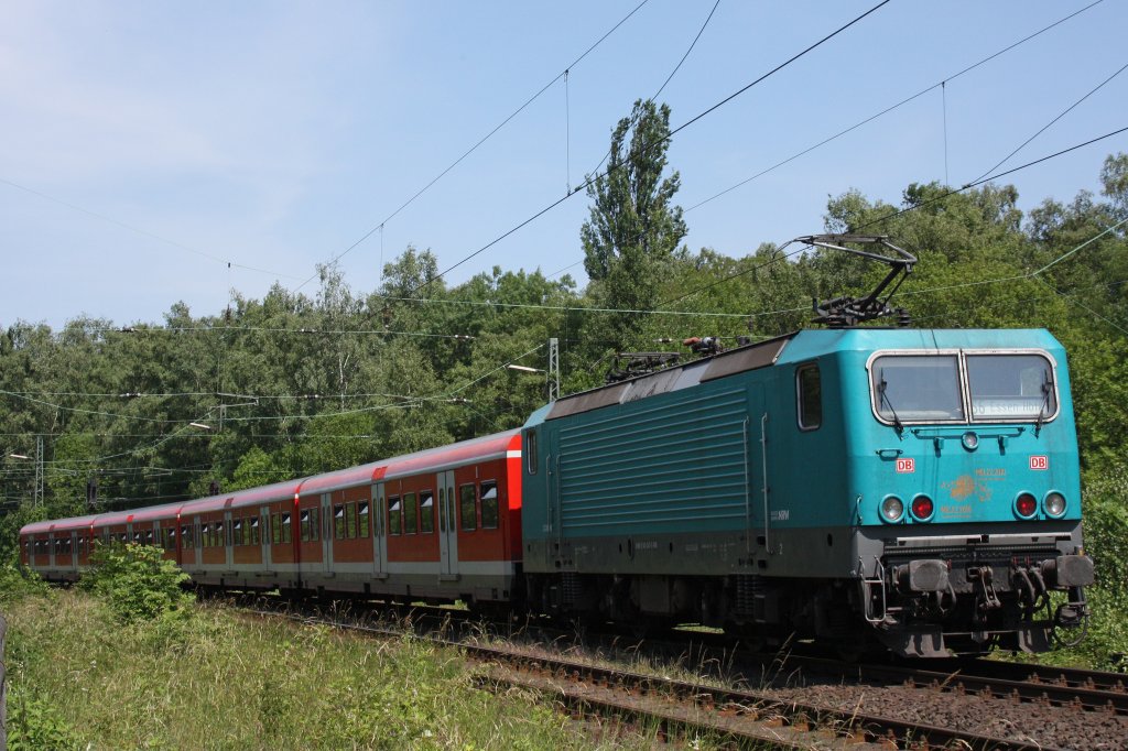 143 247  Melez  schiebt am 4.6.11 die S6 nach Essen Hbf durch Essen-Kettwig.