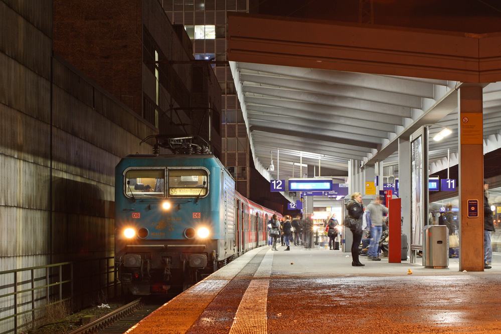 143 247 *Melez* steht mit einer S6 nach Kln-Nippes in Essen Hbf bereitgestellt, 17.12.11