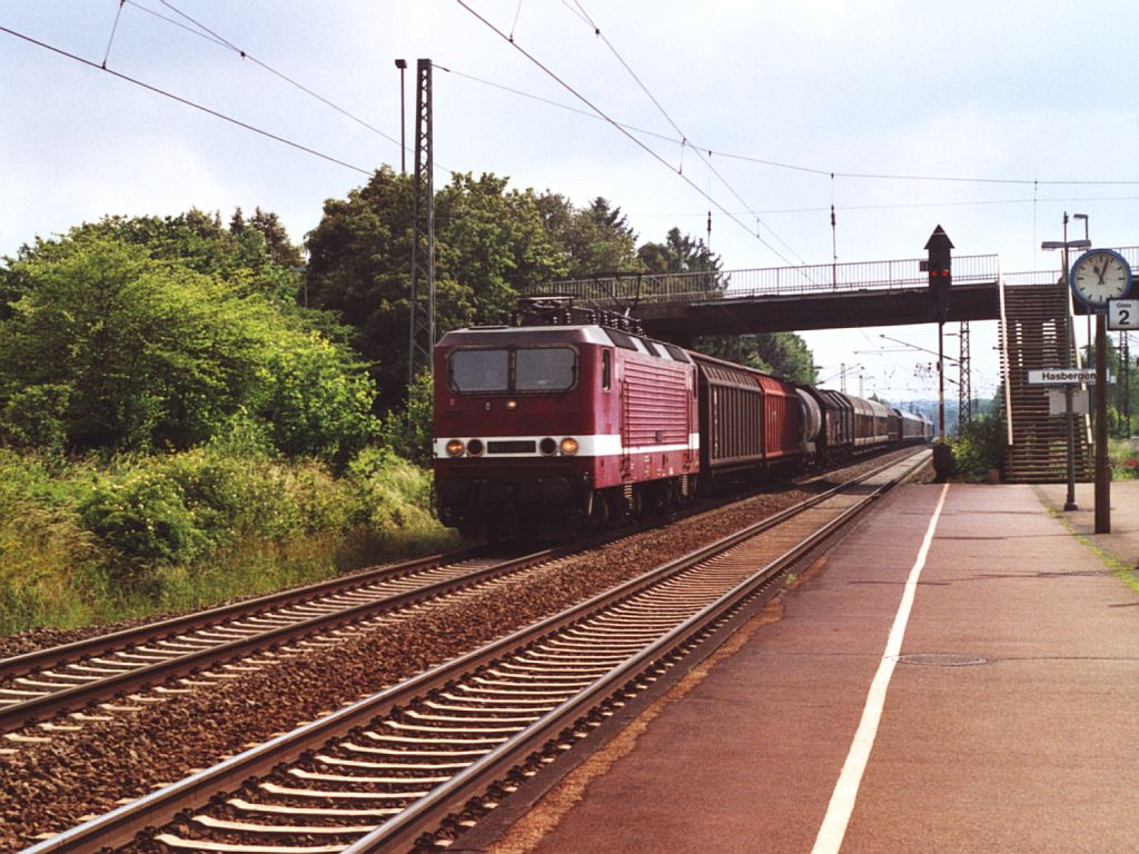 143 248-2 mit einem Gterzug auf Bahnhof Hasbergen am 2-6-2000. Bild und scan: Date Jan de Vries.