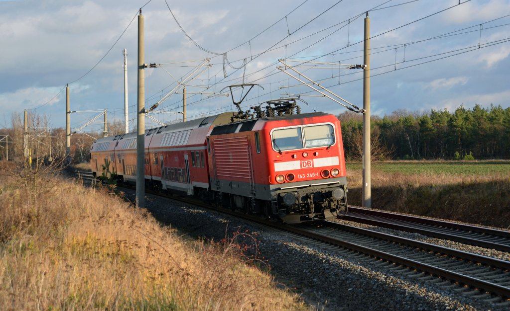 143 249 hat am 05.12.11 den Bahnhof Burgkemnitz hinter sich gelassen und bef�rdert ihre RB weiter nach Halle(S).