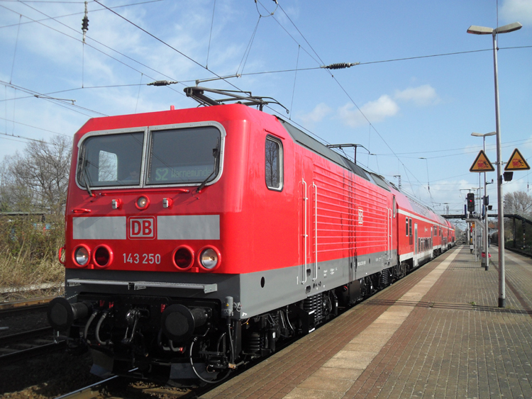 143 250-9 steht mit S2 von G�strow nach Warnem�nde im Bahnhof Rostock-Bramow und wartet auf ihre Ausfahrt.(12.04.2011)