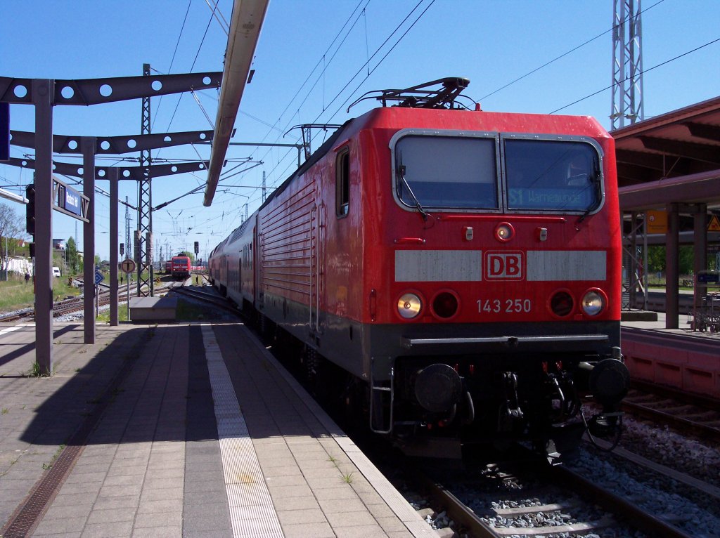 143 250 auf der Linie S1 nach Warnemnde, S-Bahn Rostock, aufgenommen Rostock Hbf, 30.04.2011