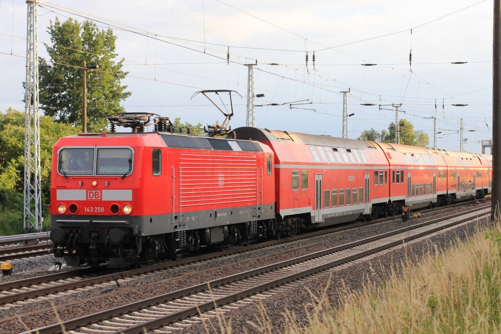 143 250 mit einem Ersatzzug am 18. Juni 2011 von Blankenfelde(Teltow-Fl�ming) in Richtung Berlin Sch�nefeld Flughafen  