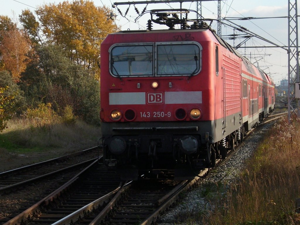 143 250 mit der S-Bahn nach Warnemnde am 31.Oktober 2009 bei der Einfahrt in Rostock Bramow. 