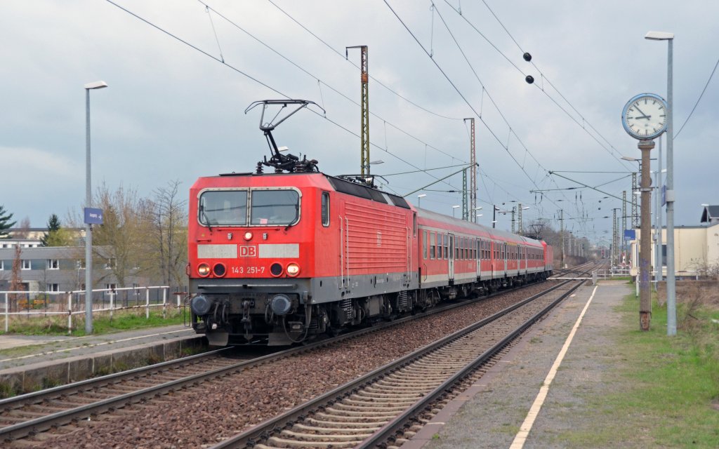 143 251 und 143 877 bespannten am 31.03.12 einen RE aus Cottbus nach Leipzig, fotografiert bei Durchfahrt in Radebeul-Naundorf.