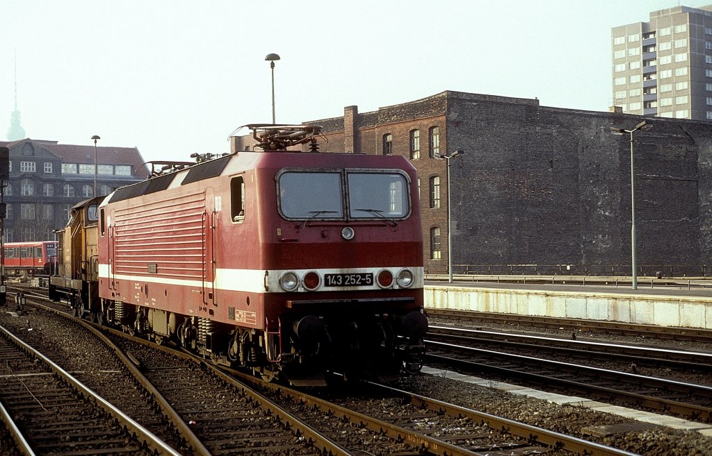 143 252 + 345 051  Berlin Hbf  01.03.93