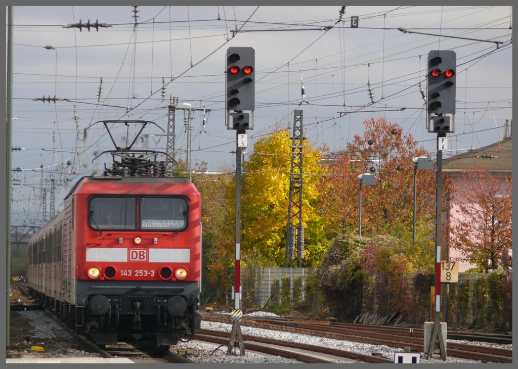 143 253-3 mit einer Rb nach Neumarkt (Oberpfalz) erreicht Regensburg. (26.10.2010)