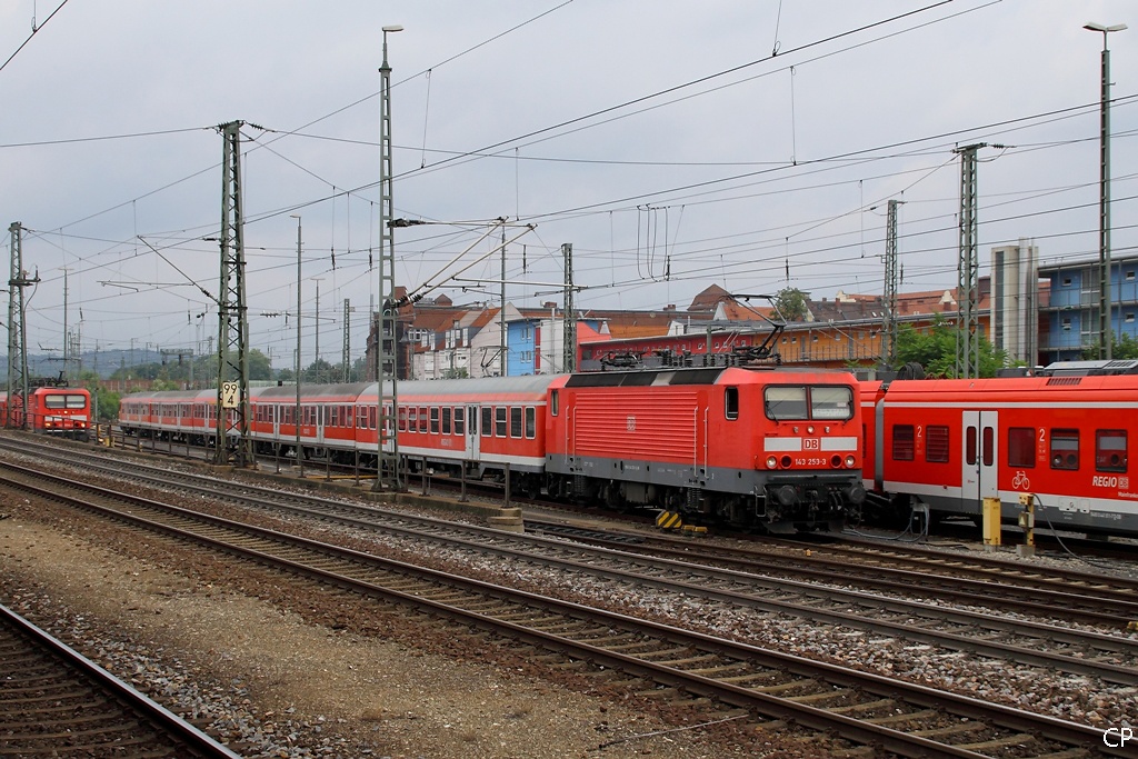 143 253-3 zieht ihren n-Wagenzug aus der Abstellanlage in Nrnberg. Laut Zugzielanzeiger geht die nchste Tour nach Neumarkt (Oberpfalz).(24.7.2010)