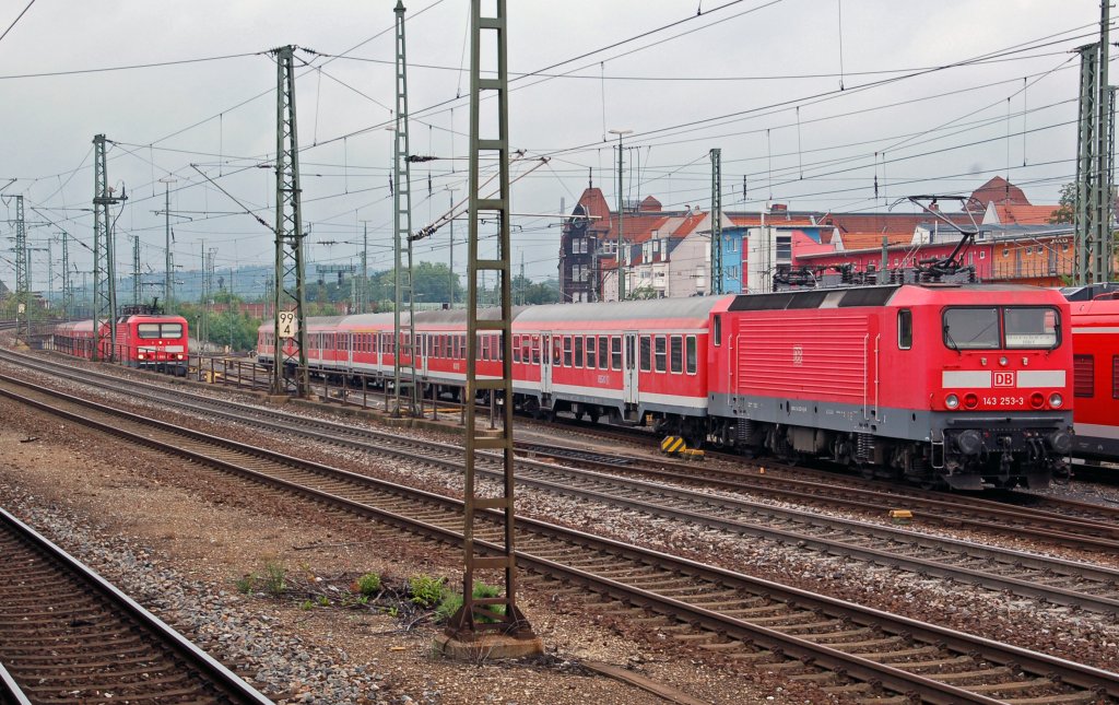 143 253 schiebt am 24.07.10 ihren N-Wagenpark in die Abstellanlage von Nrnberg am S-Bahnhof Drrenhof.
