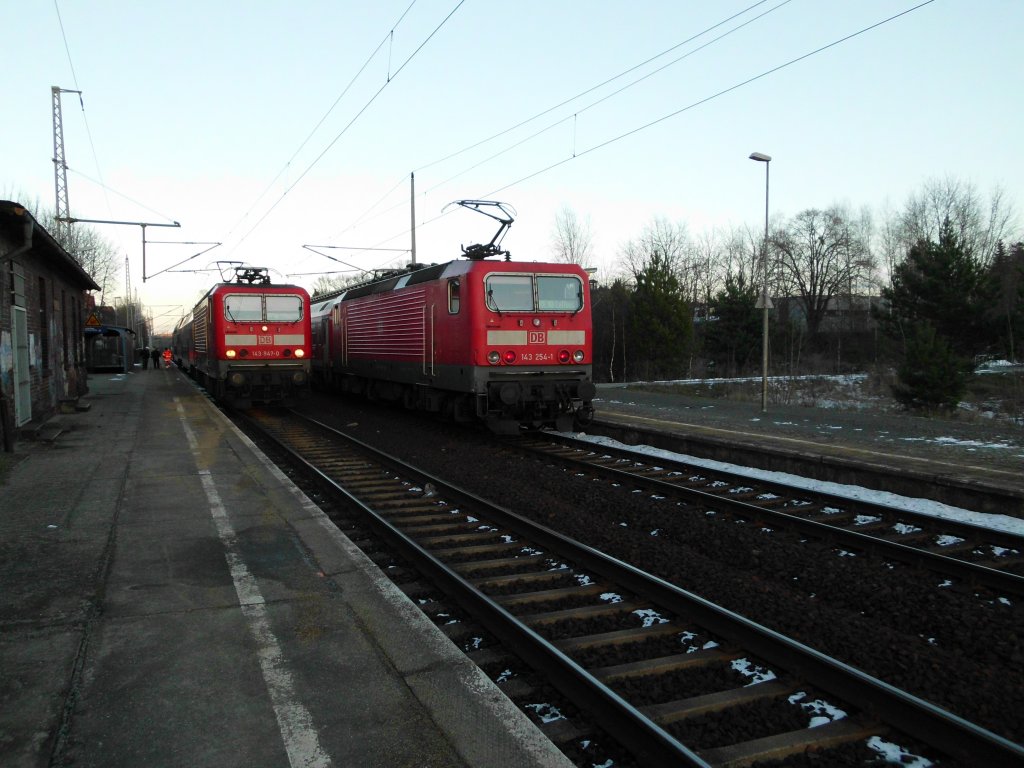 143 254-1 und 143 947-0 stehen mit ihren RE`s im Bahnhof Neupetershain und warten am 05.02. 2013 auf ihre Abfahrten in Richtung Cottbus und Senftenberg!
