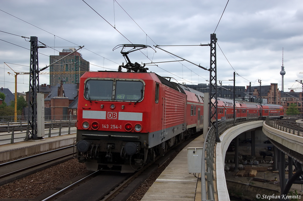 143 254-1 mit dem RE7 (RE 18262) von Berlin Zoologischer Garten nach W�nsdorf-Waldstadt, bei der Ausfahrt aus dem Berliner Hbf. 07.05.2012