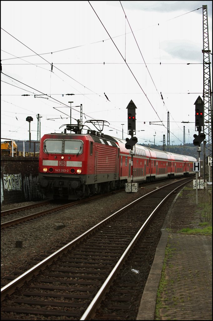 143 262 (9180 6143 262-2 D-DB) durchfhrt mit einem RE1, Saarbrcken Hbf - Koblenz Hbf, den Bahnhof Trier-Ehrang. (02.04.2010)